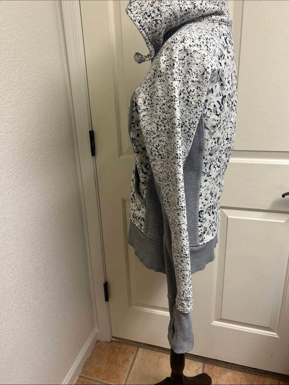Lululemon Scuba Hoodie II in Not So Petite Fleur Silver Spoon / Heathered, Med - Picture 6 of 10